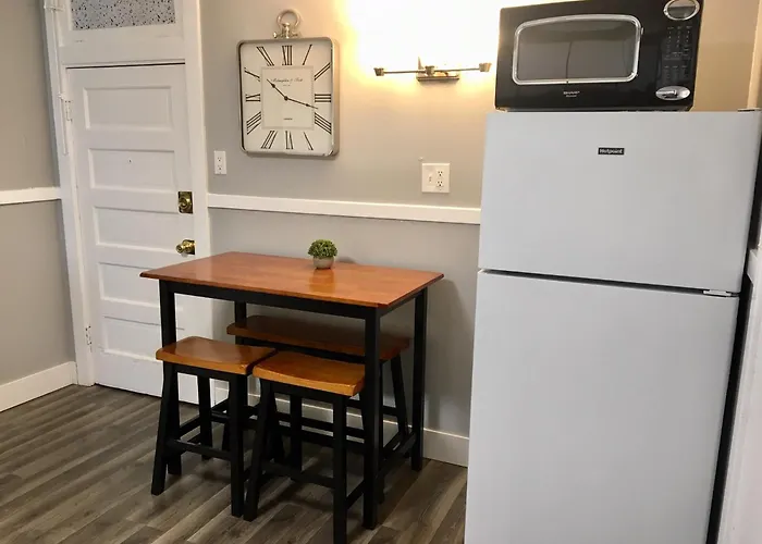 Spacious Historic Apartments In Lakeview Chicago - Walk To Wrigley, Nightlife, Shops, Hospitals