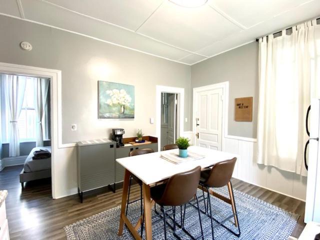 Apartment Spacious Historic In Lakeview - Walk To Wrigley, Nightlife, Shops, Hospitals *