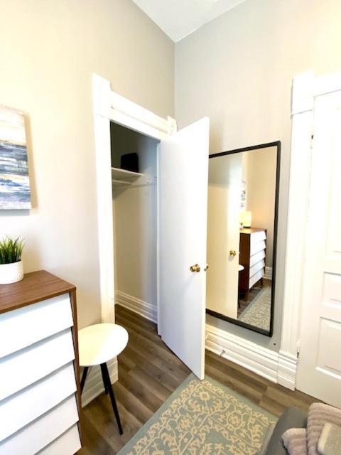 Spacious Historic In Lakeview - Walk To Wrigley, Nightlife, Shops, Hospitals Apartment *