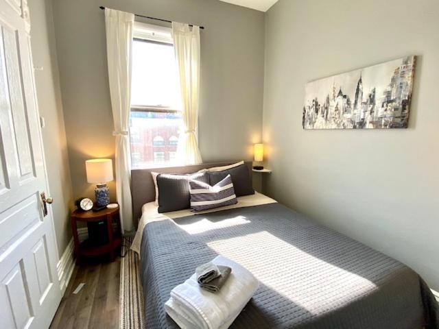 Spacious Historic In Lakeview - Walk To Wrigley, Nightlife, Shops, Hospitals Apartment