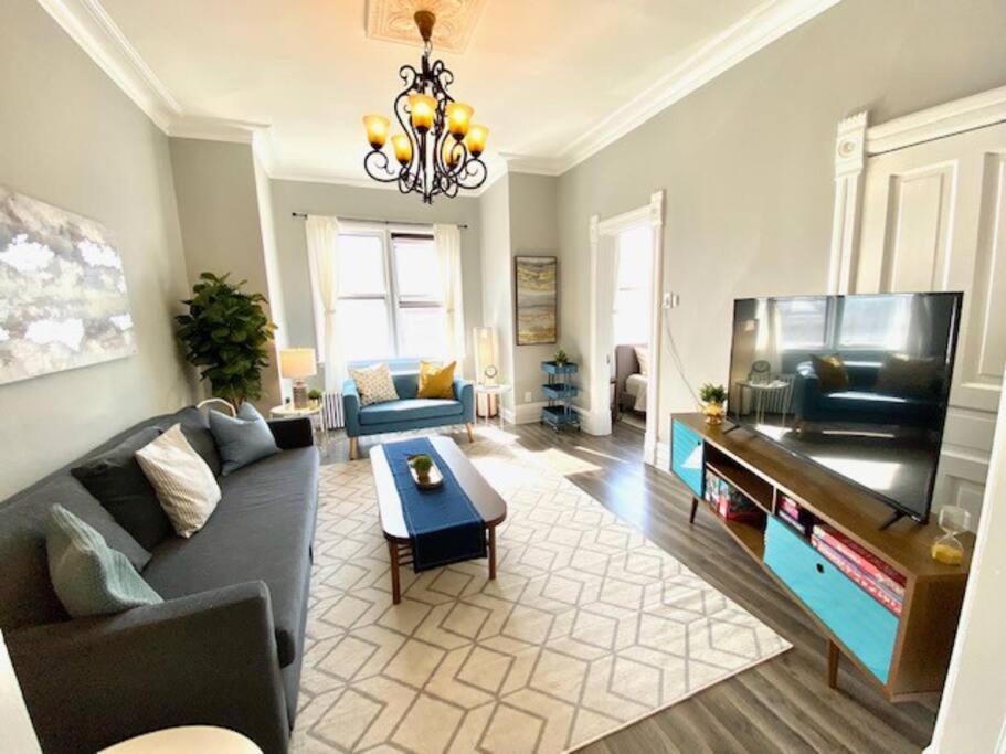 Spacious Historic In Lakeview - Walk To Wrigley, Nightlife, Shops, Hospitals Apartment Chicago