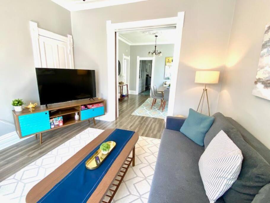 Spacious Historic In Lakeview - Walk To Wrigley, Nightlife, Shops, Hospitals Apartment