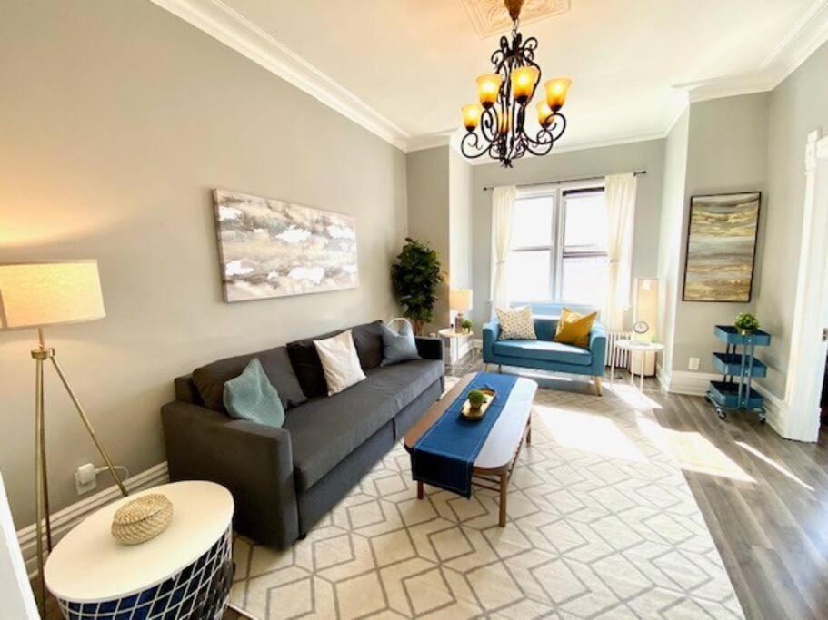 Spacious Historic In Lakeview - Walk To Wrigley, Nightlife, Shops, Hospitals Apartment Chicago